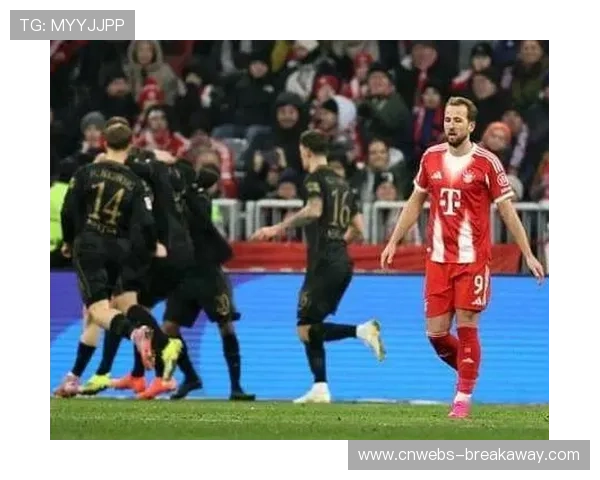 拜仁对阵奥格斯堡，门将乌尔比希脱手导致失球