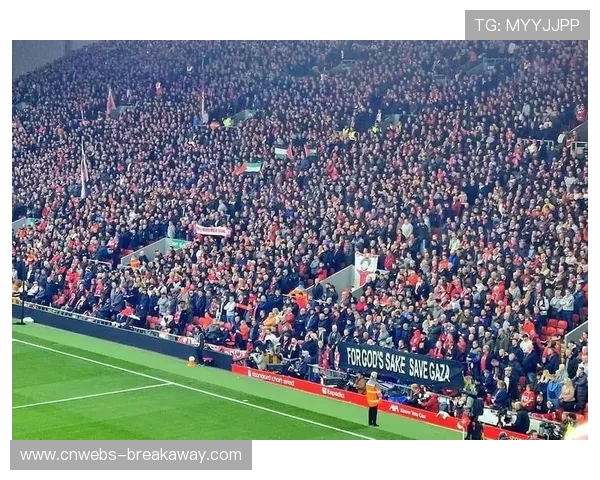 毕尔巴鄂球迷德比战高举旗帜，圣马梅斯球场气氛火热